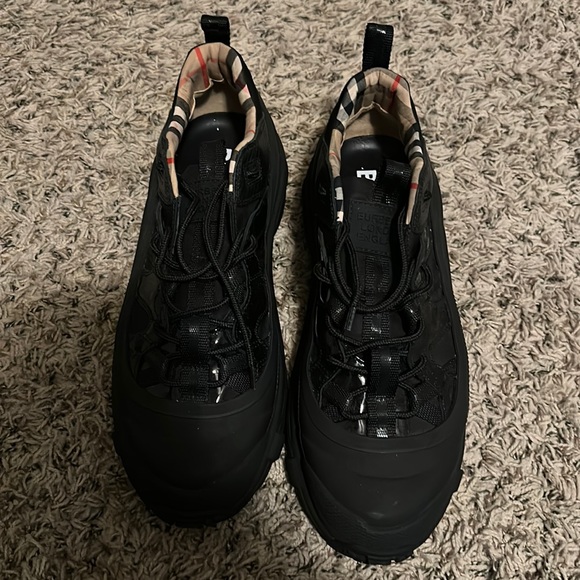 Burberry shoes - Picture 1 of 2